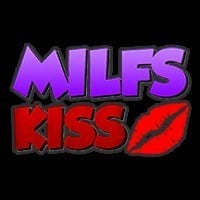 порно студии: Milfs Kiss