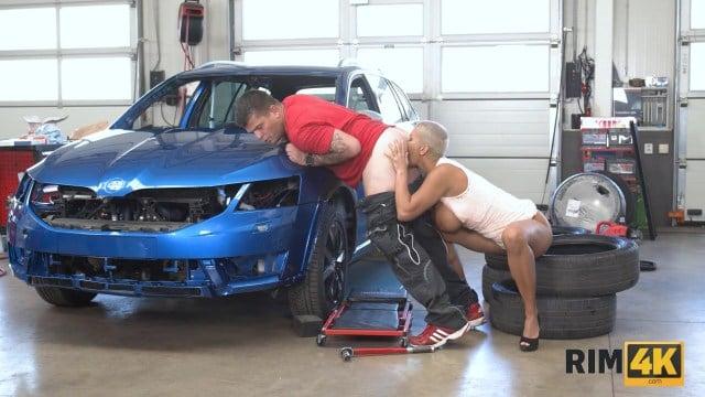 Chloe Lamour балует мужа анилингусом в гараже