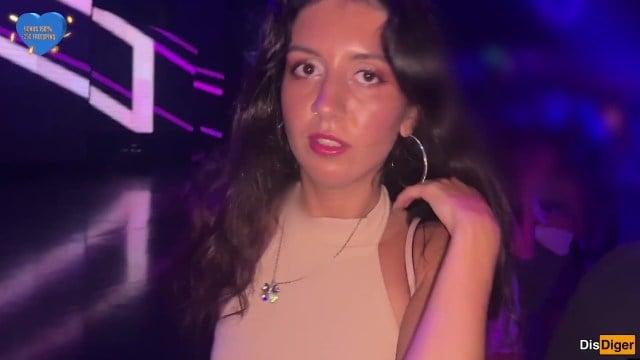 Выебал анал студентки в туалете ночного клуба ????