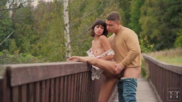 Романтичная прогулка закончилась еблей на мосту