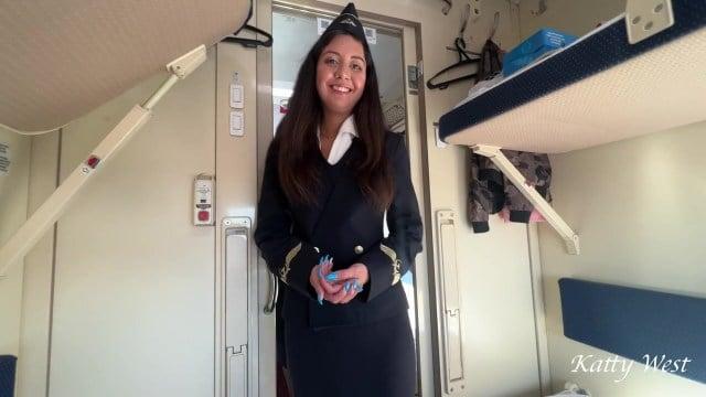 Проводница проверила билет и отдалась пассажиру в купе ????