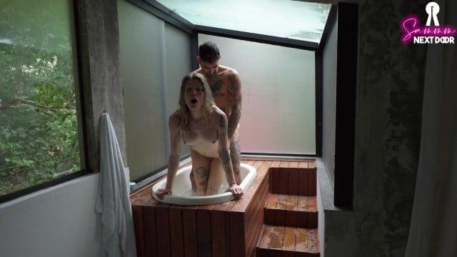 Молодая сосалка решилась на рискованную еблю в джакузи во время влога