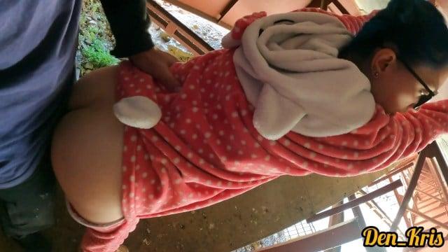 Школьница-альтушка ебется с одноклассником в жопу на стройке