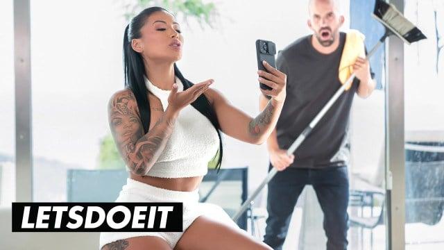 Лысаку посчастливилось выебать зрелую инфлюенсершу