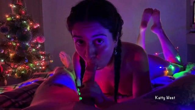 Кэтти Вест обмоталась гирляндами и отсосала член женатого чувака
