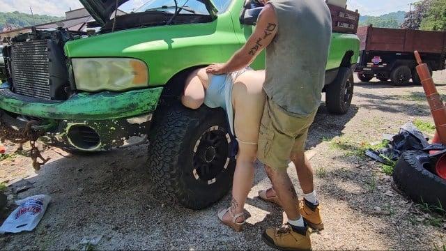 На разъебанном пикапе выебал сестрёнку раком