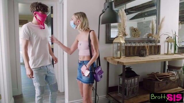 Извращенец не может насытиться ароматом трусиков сестры